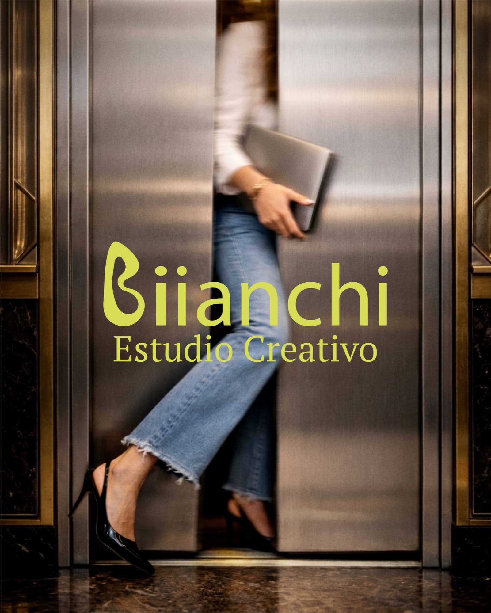 Fotografía de marca de Biianchi Estudio, estudio de diseño gráfico y branding en Costa Rica: una mujer camina frente a las puertas metálicas de un elevador, con el logotipo Biianchi Estudio Creativo superpuesto